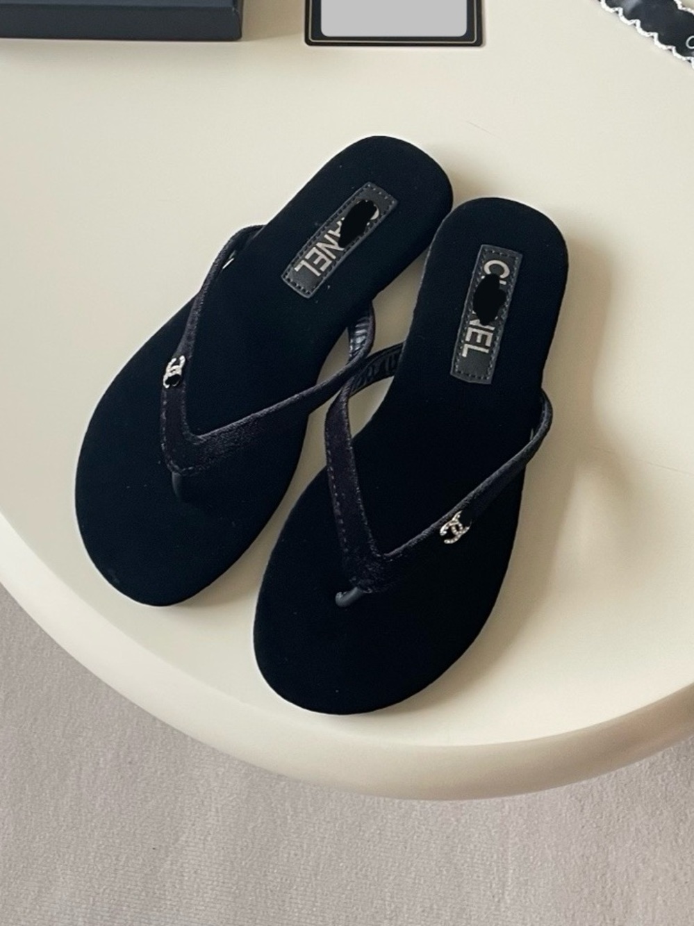 New women’s black fashion sandals